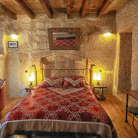 Traveller's Cave 3*