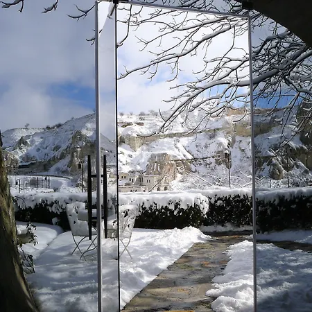 Hotel Traveller's Cave